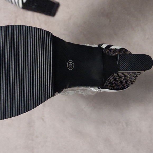 ๐ฃTMBU Black & White Zebra Print Lace Pumps - Picture 9 of 11